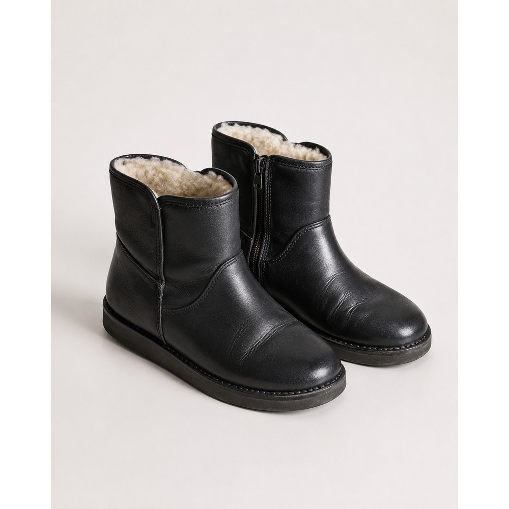 UGG Black Leather Shearling Lined Ankle Boots Side Zip Womens size 9